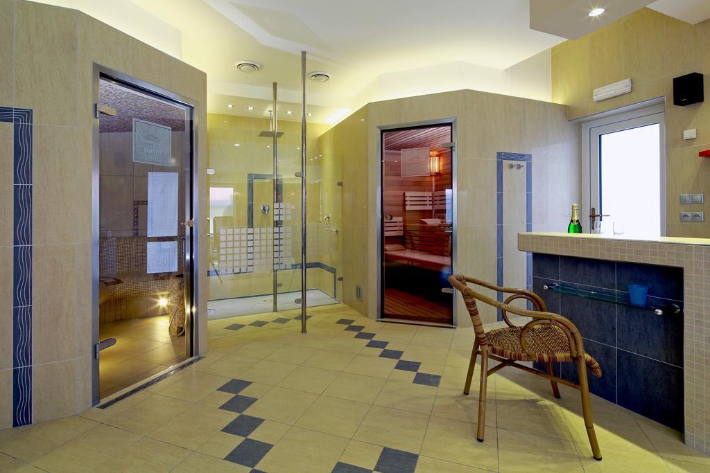 Wellness Penzion Pod Rozhlednou Kostelec nad Orlici ภายนอก รูปภาพ